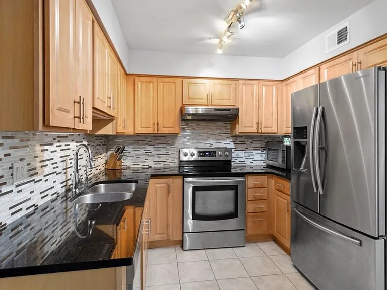 601 W Huntington Commons Rd #305 — Photo 8