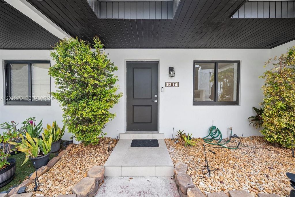 6667 Miller Rd #14, South Miami, FL