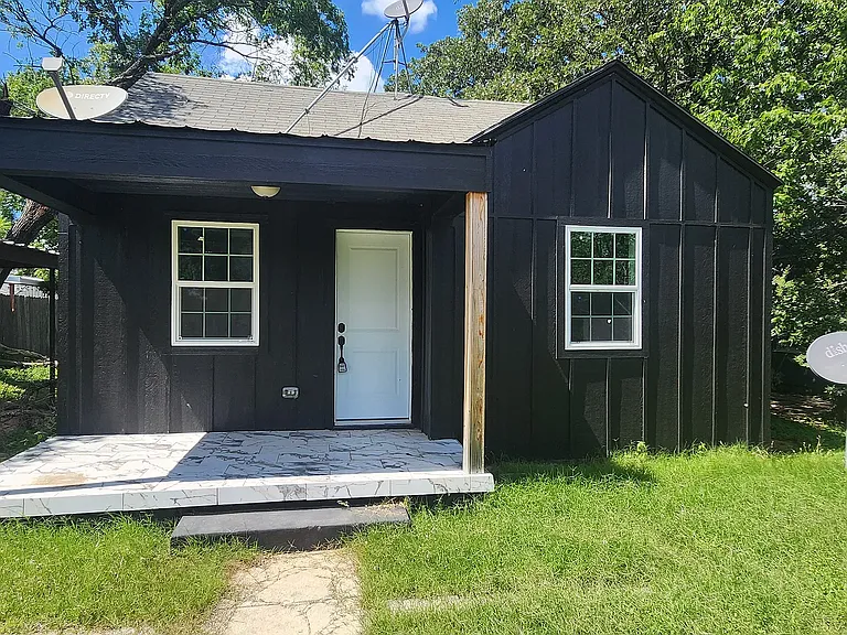1103 Waco St — Photo 1