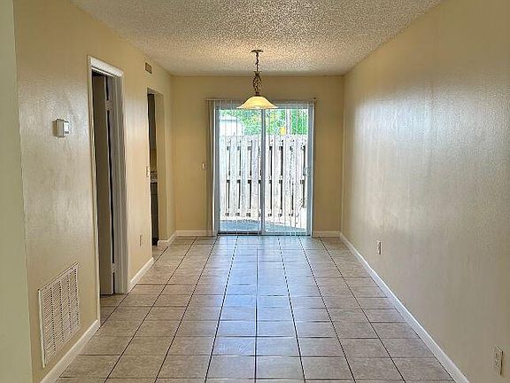5th image of 52 Masters Dr APT A