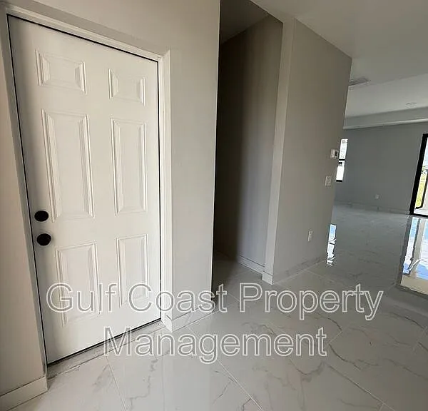 219 NW 23rd Ter — Photo 3