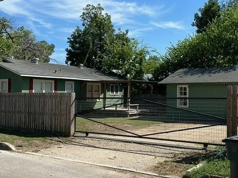 893 Pine St — Photo 25