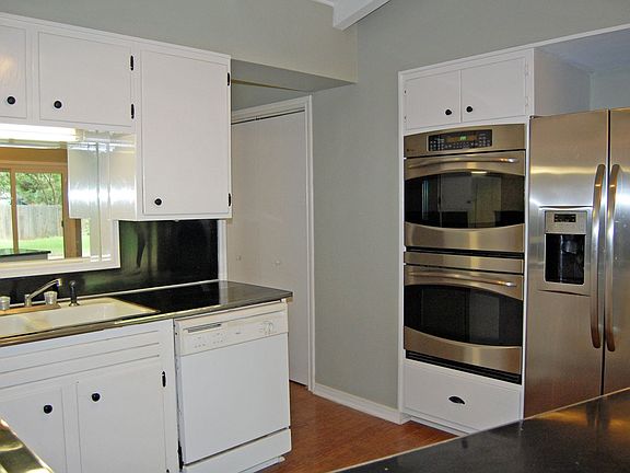 3rd image of 2325 Rosewood Dr