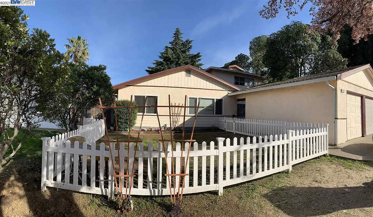 2221 Manzanita Way photo 1