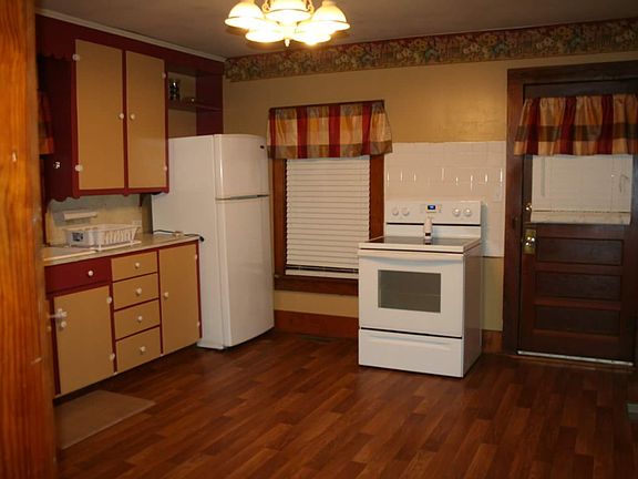 3rd image of 221 W Main St