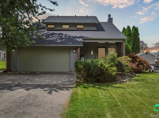 30480 Pointe Dr, Gibraltar, MI 48173