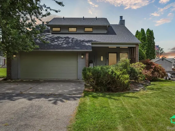 30480 Pointe Dr, Gibraltar, MI 48173