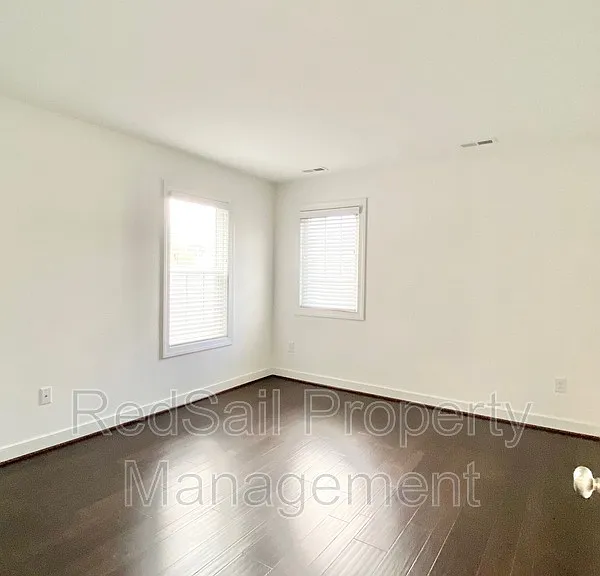 4808 Village Walk — Photo 11