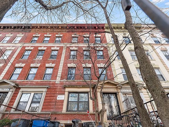 2nd image of 1070 Park Pl