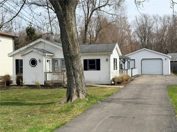 5893 Lakeview Ter, Lake View, NY 14085