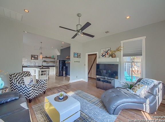 5th image of 905 W Ashby Pl