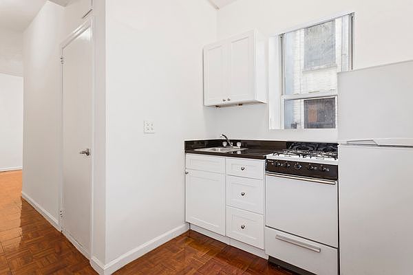 1st image of 124 Thompson St APT 6
