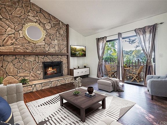 3rd image of 584 Rosewood Ave