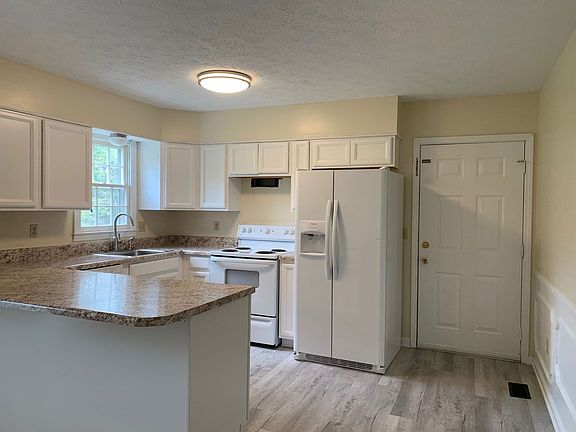 5th image of 208 Woodbine Dr