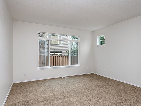 4th image of 998 SE Portlandia Ave