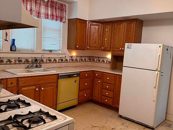 5th image of 1922 Salem St