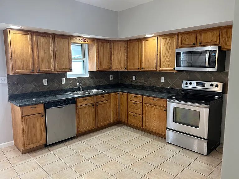 120 N Oak St — Photo 1