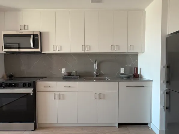 2-33 50th Avenue W502 image 3 of 15