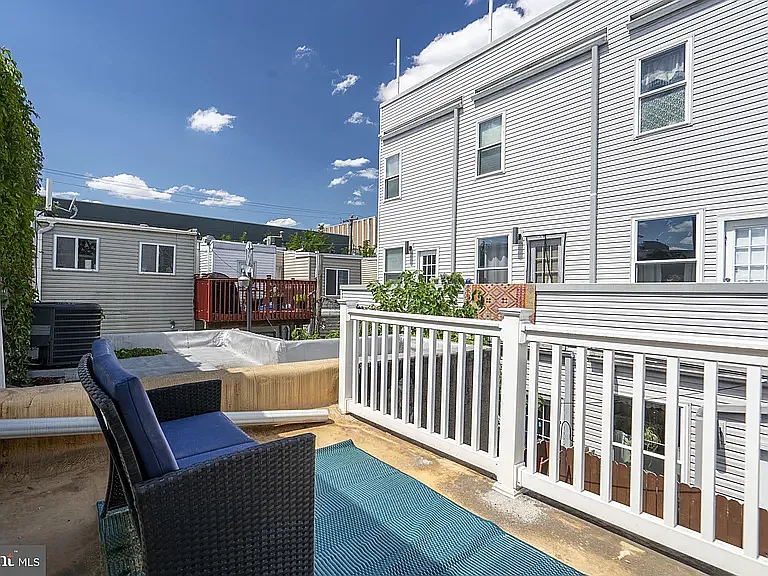 2209 E Harold St — Photo 3