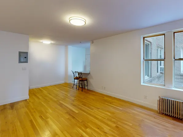 811 Walton Avenue image 2 of 9