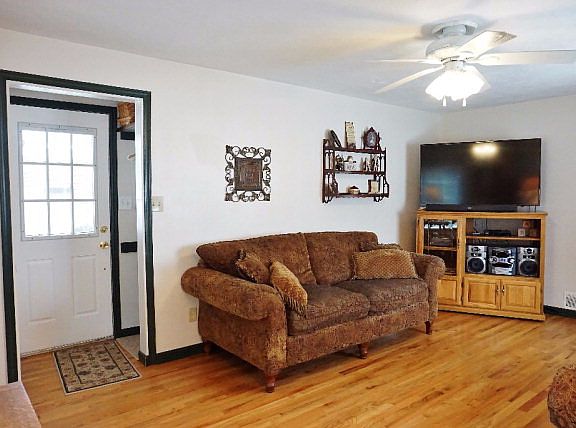 5th image of 133 E 18th St