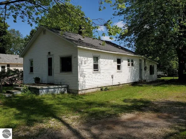 630 Cunningham St, Clare, MI 48617
