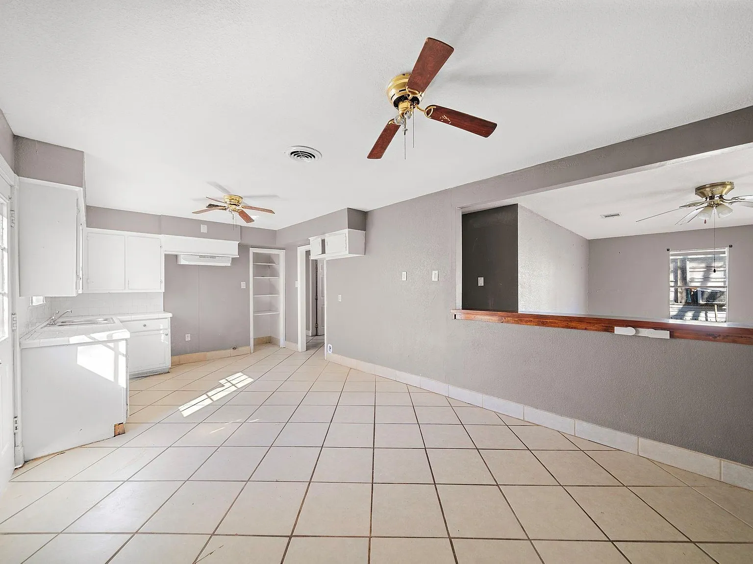 3 bed, 1.0 bath, 1916 sqft, $1,950 — Photo 2