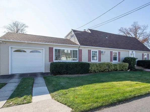 701 Bay 7th St, West Islip, NY 11795