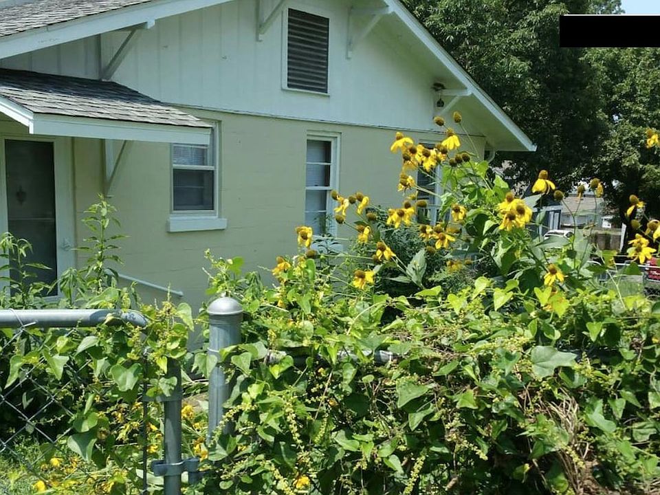 Side entrance from fenced back yard