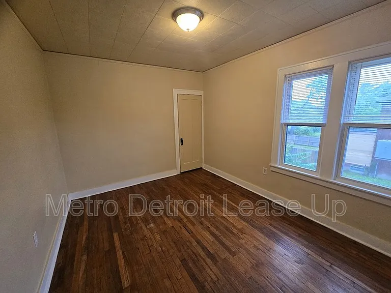 4696 Nottingham Rd #UPPER — Photo 9