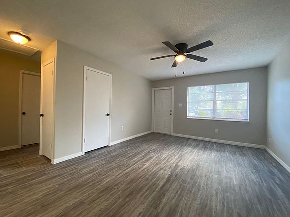 4th image of 1715 Birchwood Cir Unit 1