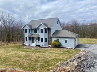 1404 Whispering Hills Ct, Effort, PA 18330