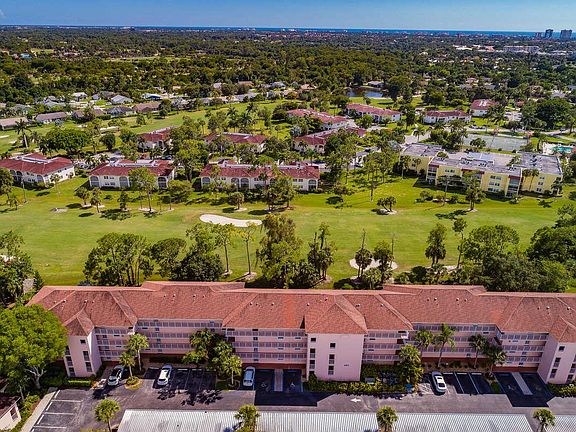 Beautiful view of Quail Run Golf Course from the condo's screened in lanai and also less then 3 miles to Clam Pass Beach - Naples, FL