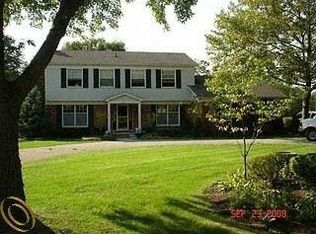 219 Shagbark Dr, Rochester Hills, MI 48309