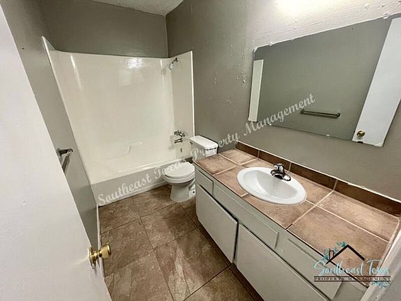 4th image of 2150 Merriman St #2