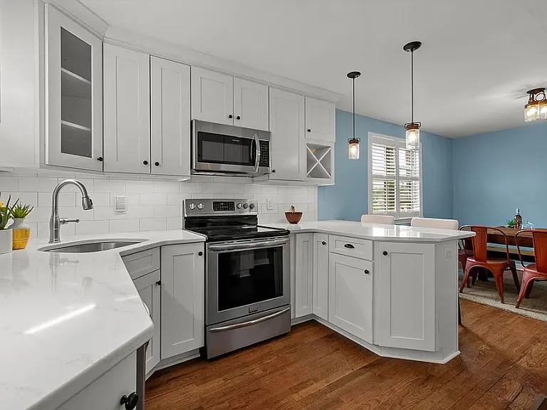 810 Irwin Dr — Photo 2