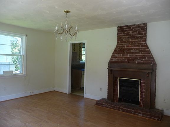 2nd image of 220 Grayleaf Cir