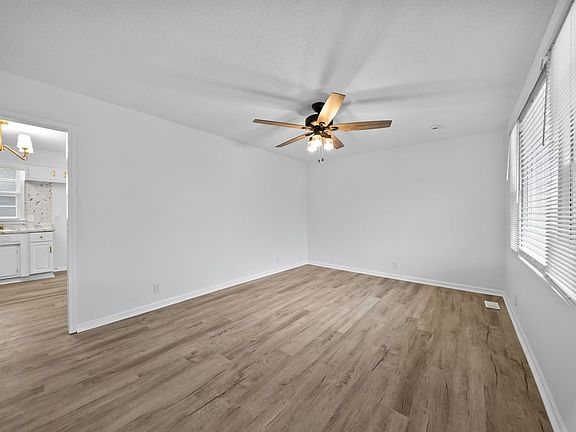 4th image of 532 Savely Dr