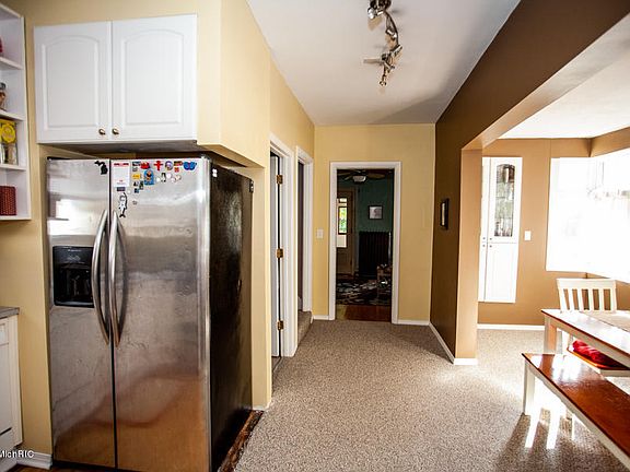 5th image of 607 Leonard St NE