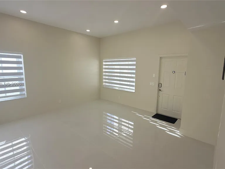 692 Maplewood Ct — Photo 4