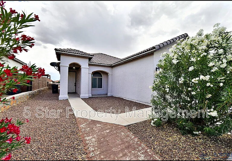 13136 Wellington Dr — Photo 2