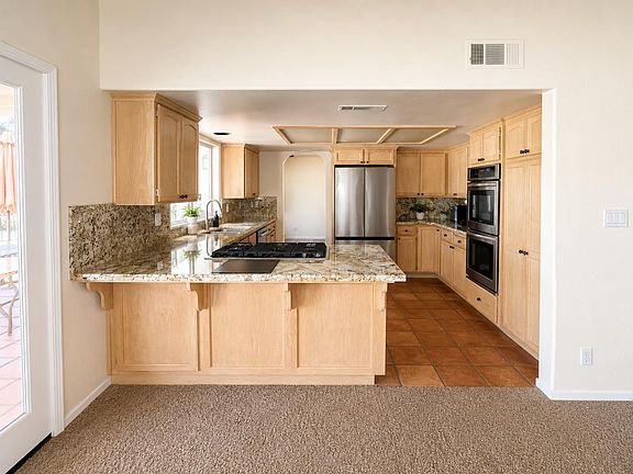 4th image of 375 Walnut Ave