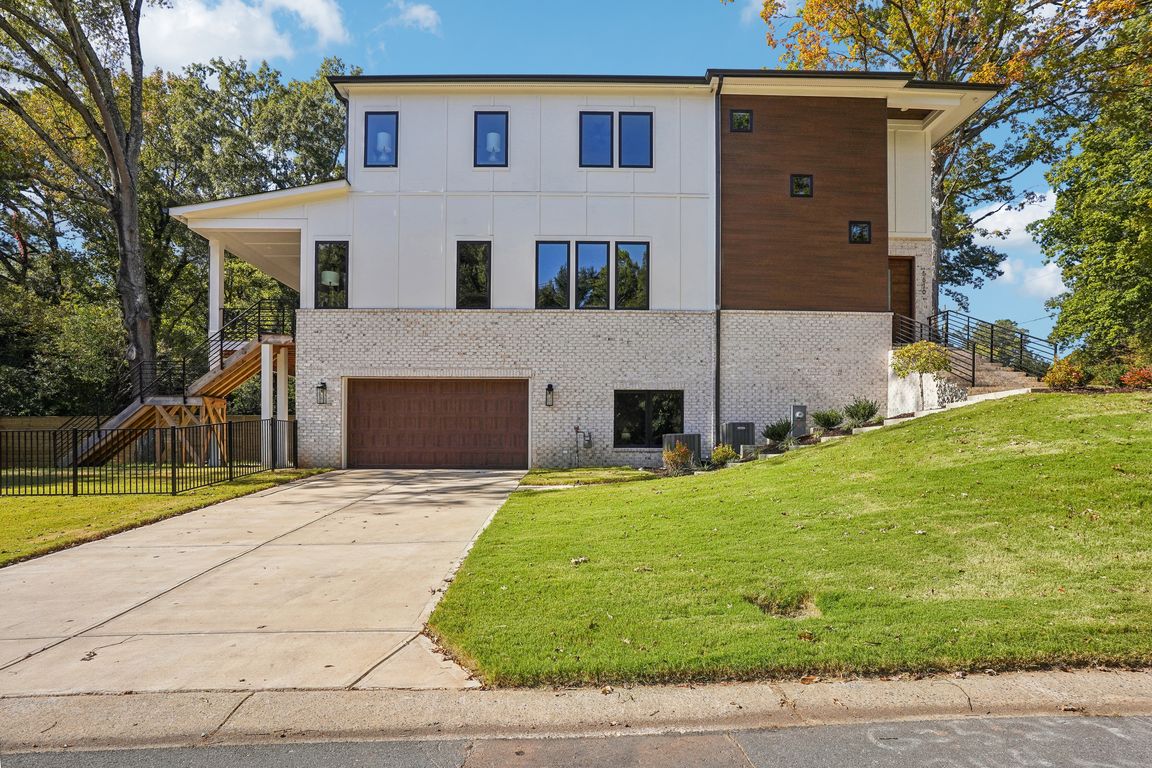 Farmbrook Dr-001.jpg