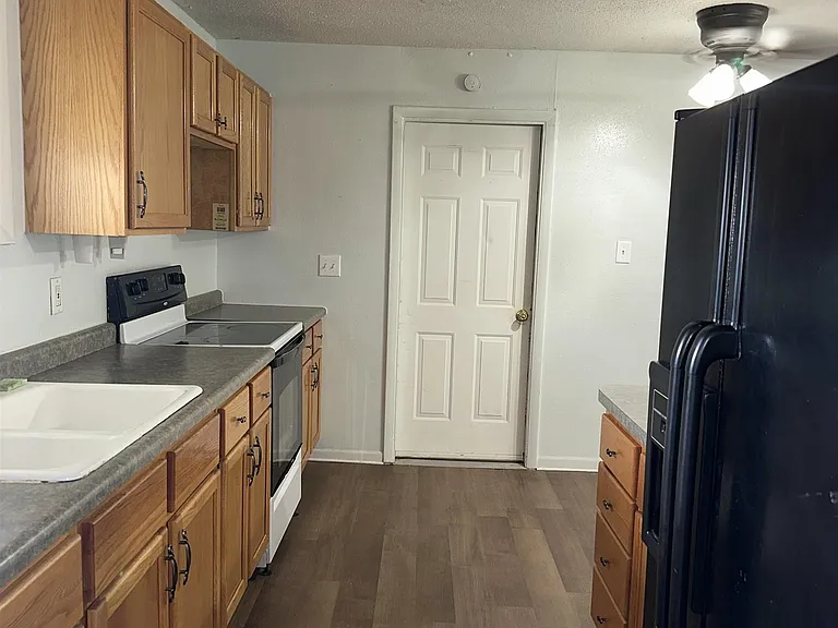 1052 N Lincoln St — Photo 9