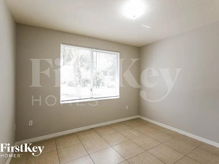 1009 NE 16th Ave — Photo 9