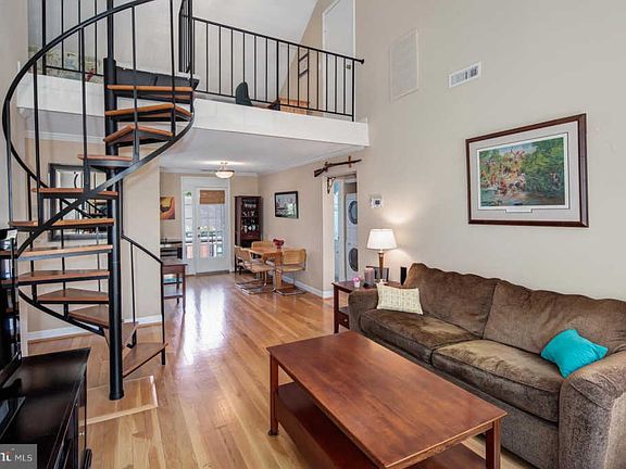 3rd image of 3046 S Buchanan St APT C2