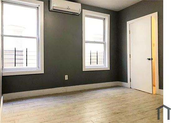 3rd image of 1300 Findlay Ave