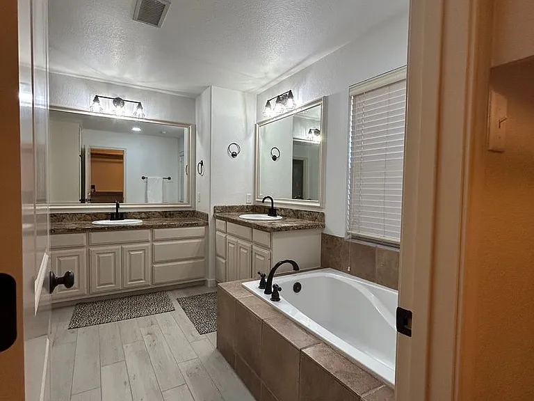 5900 Oak Creek Dr — Photo 20