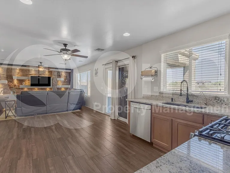 2561 N Hawthorn Dr — Photo 21