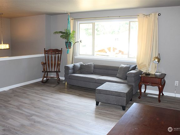 3rd image of 190 E Evergreen Dr